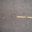 K - Dvoudílný duralový prut s kloubem, očka drátěná, rukojet  korková s kroužky , vývaz červeno - černý, délka 180 cm, cena 650 Kč